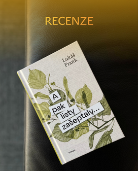Existují příběhy, které spí celé roky. A pak listy zašeptají.