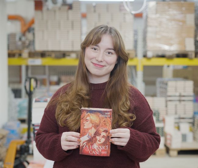 Rozhovor s Jane Blossom, autorkou romantasy Za hranicí času